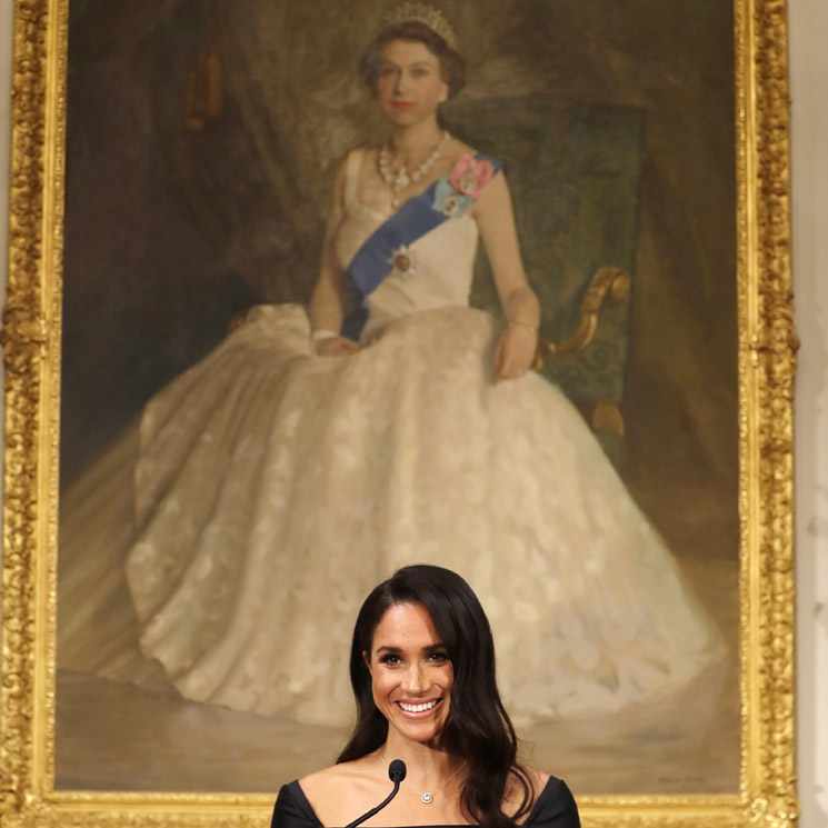 Meghan da su primer discurso femenista como Alteza Real y con el retrato de Isabel II de fondo