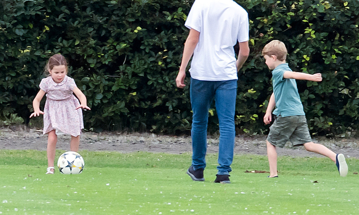 Fútbol, ‘picnic’ y siesta en el maletero, las delicias de los pequeños Cambridge en el polo