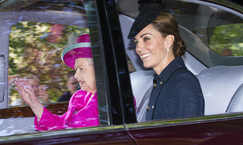 Los duques de Cambridge acuden a la iglesia junto a Isabel II