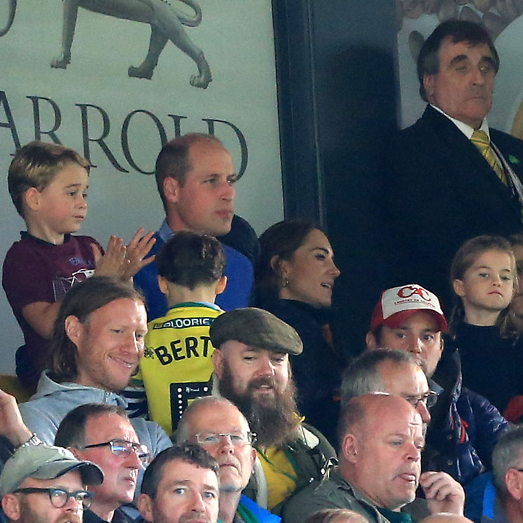 Los duques de Cambridge llevan al fútbol al príncipe George y la princesa Charlotte