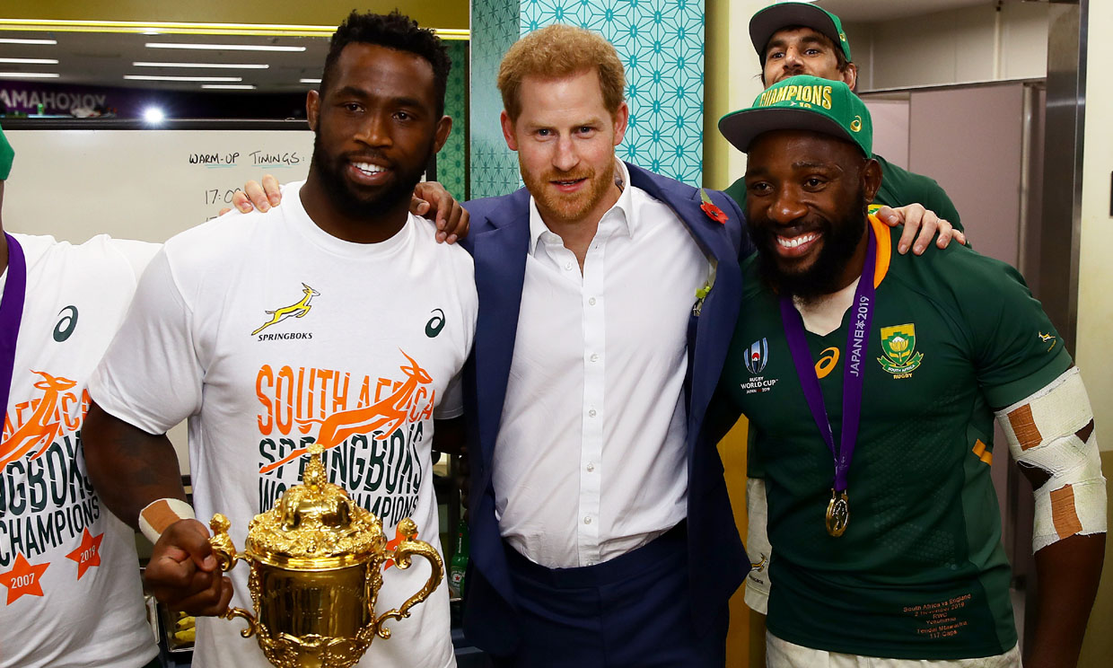 La camaradería del Principe Harry celebrando la copa de rugby con los ganadores en el vestuario 