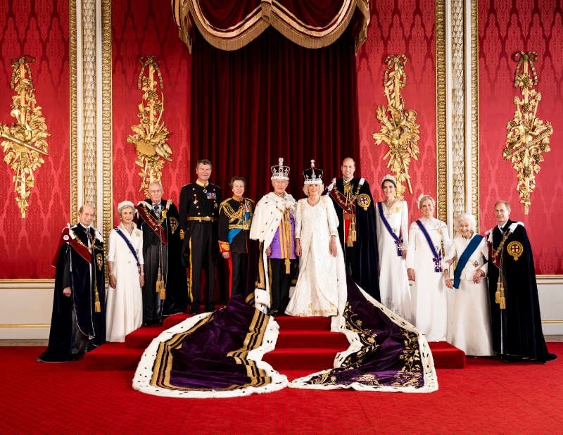 Foto oficial de la coronación de Carlos III 