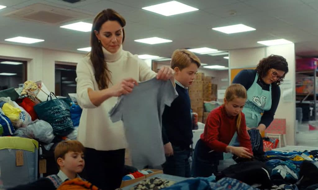 George, Charlotte y Louis de Gales, voluntarios por un día, preparan regalos para los niños más vulnerables