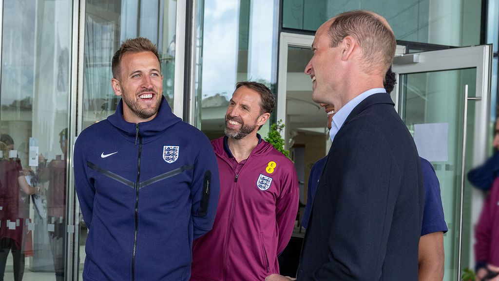 El príncipe Guillermo en su visita a la selección inglesa de fútbol