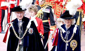 La Familia Real británica inviste a los nuevos miembros de la Orden de la Jarretera con un percance y un cambio en Carlos III