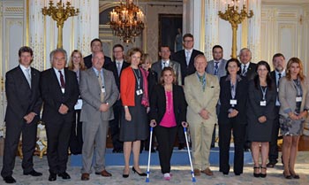 María Teresa de Luxemburgo, con muletas, en su reaparición oficial tras su operación de rodilla