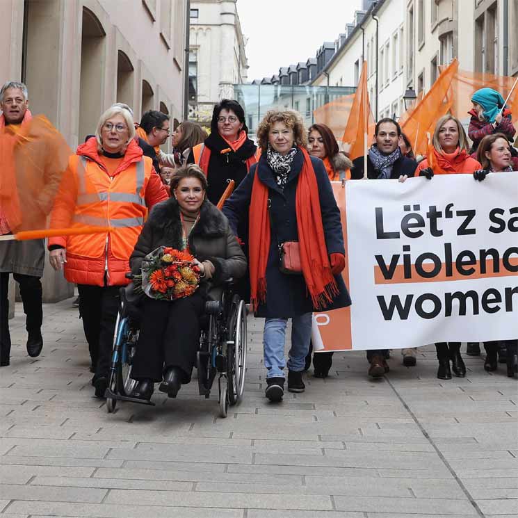 En silla de ruedas, con o sin muletas, María Teresa de Luxemburgo no abandona su agenda