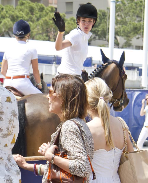 Carlota Casiraghi, acompañada por la princesa Carolina, participa en el Concurso de Saltos de Montecarlo