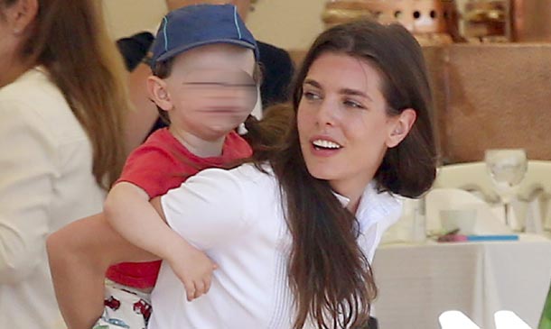 ¡Arre caballito! El divertido juego de Carlota Casiraghi y su hijo Raphaël 