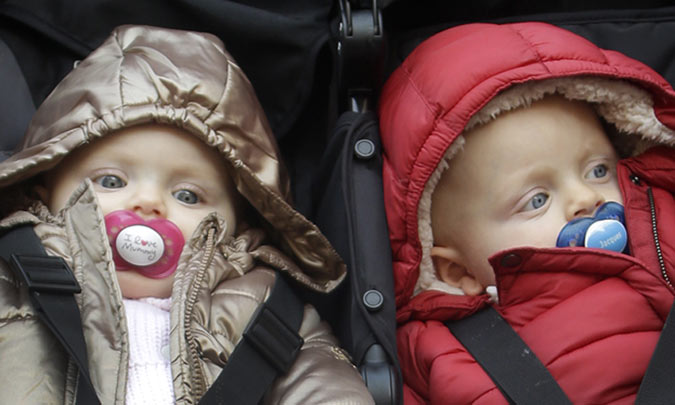 En ¡HOLA!: Jacques y Gabriella, los pequeños Príncipes de Mónaco, descubren la nieve en brazos de mamá