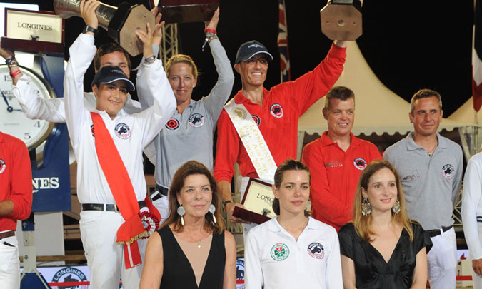 El equipo patrocinado por ¡HOLA! recibe ánimos de Alberto de Mónaco y su premio de manos de Carolina de Mónaco y Carlota Casiraghi