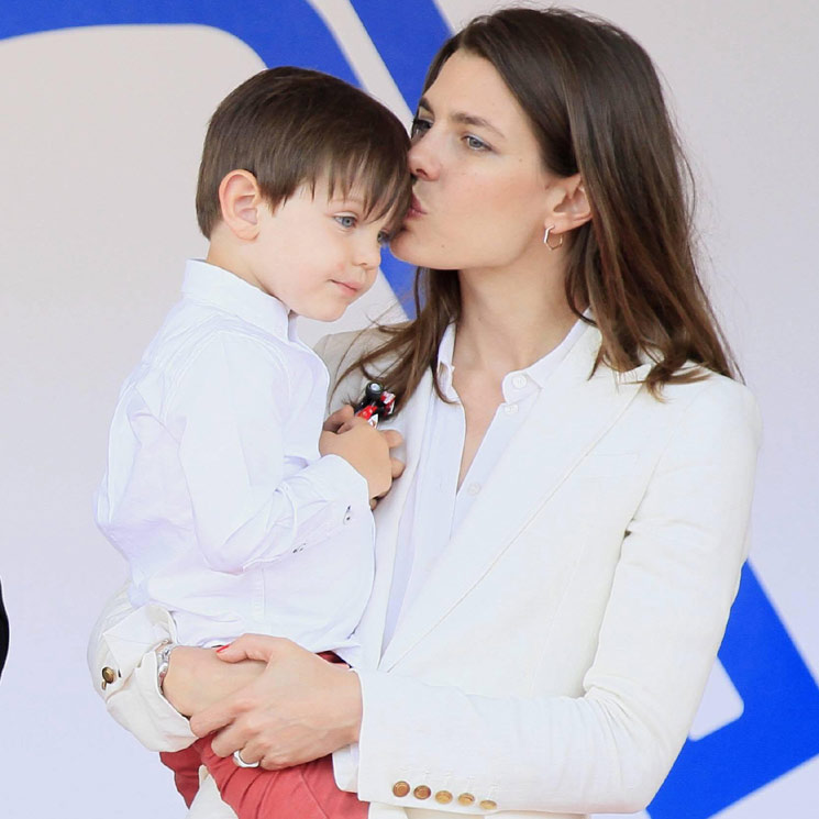 Carlota Casiraghi, todo ternura con su hijo Raphaël 