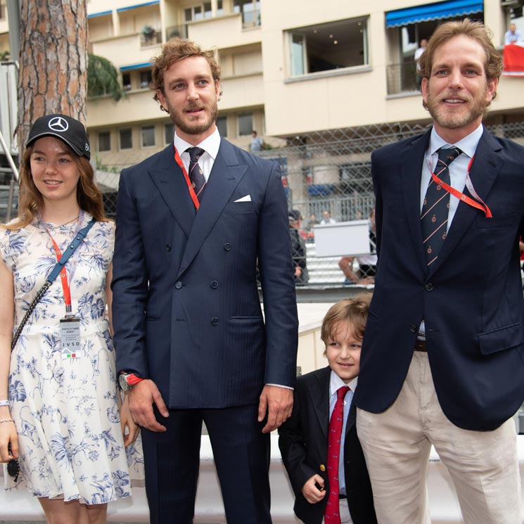 Andrea Casiraghi se lleva a su hijo Sasha a las carreras