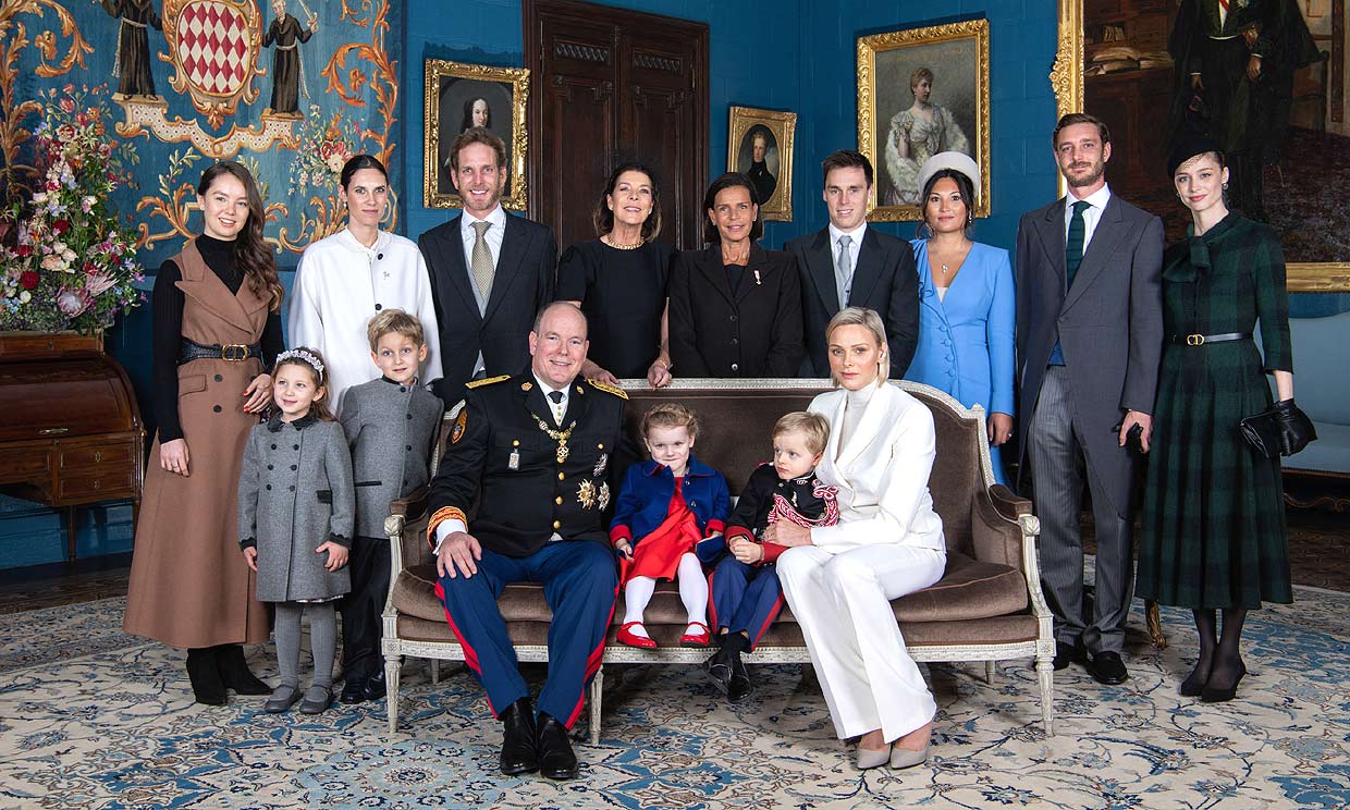 Los Grimaldi posan para un retrato oficial de familia