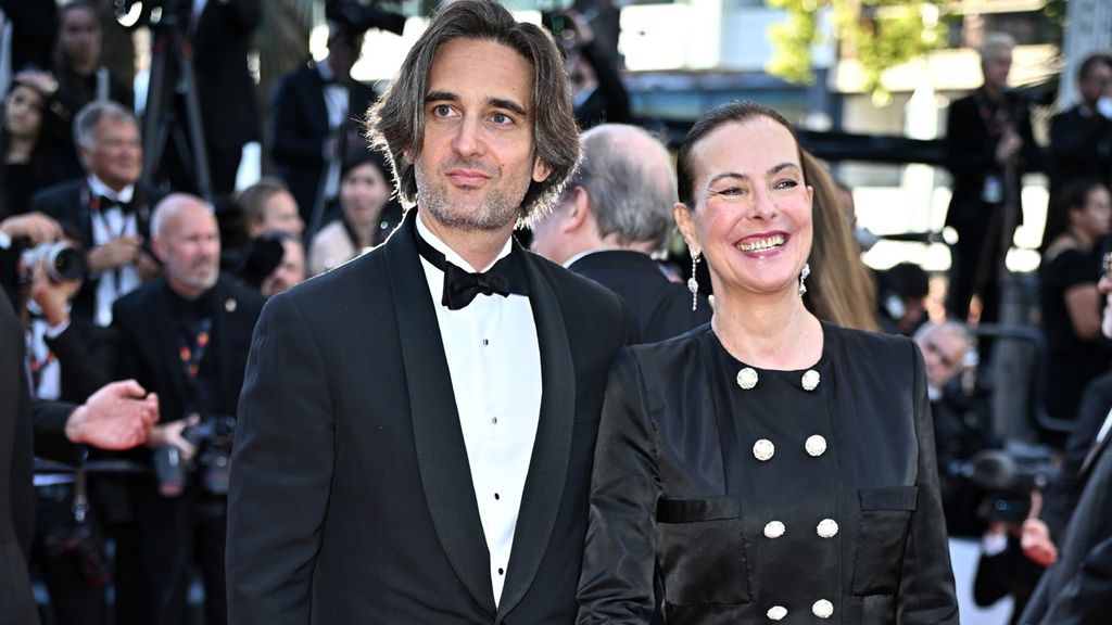 Dimitri Rassam y su madre Carole Bouquet en Cannes