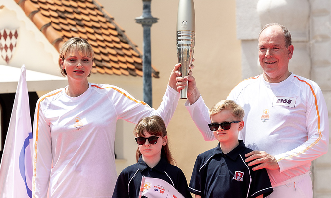 El eterno espíritu olímpico de Charlene de Mónaco portando la llama con el príncipe Alberto y sus hijos