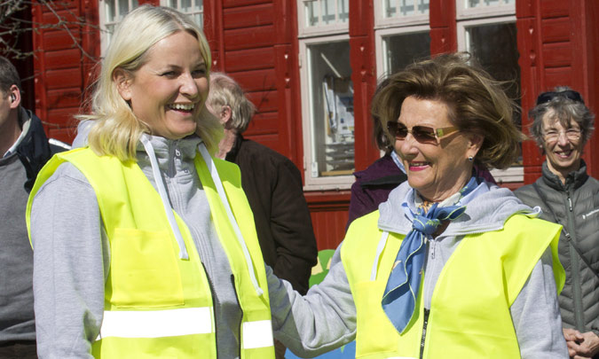 ¡Manos a la obra! Sonia y Mette-Marit de Noruega, basureras por un día