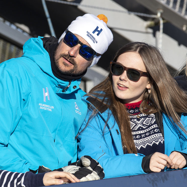 FOTOGALERÍA: La princesa Ingrid Alexandra, muy pendiente de su padre, Haakon de Noruega, tras su operación