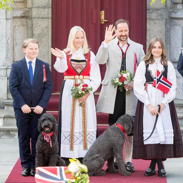 Flores, banderas y traje regional: las imágenes de Haakon y Mette-Marit de Noruega con sus hijos y sus mascotas