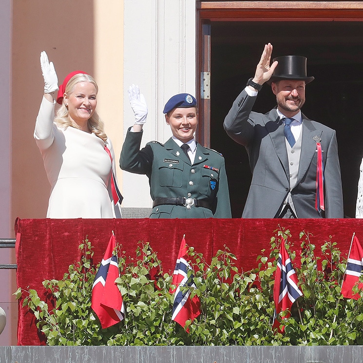 Ingrid de Noruega de uniforme militar en el Día Nacional y usando un complemento que no ha pasado desapercibido