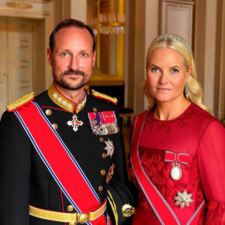 Los nuevos retratos oficiales de Haakon y Mette-Marit de Noruega en un tiempo de cambios