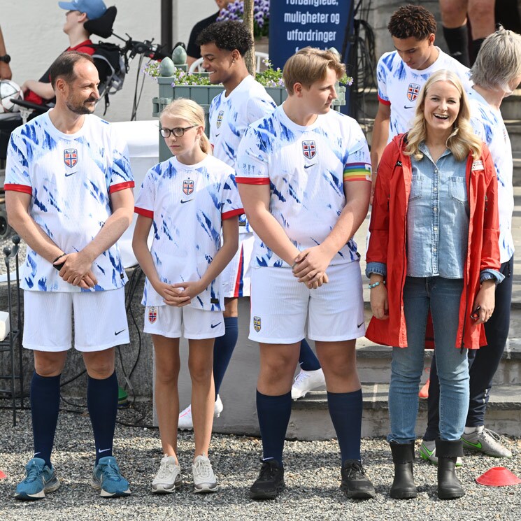 Sverre Magnus de Noruega, todo un 'vikingo' a sus 18 años, en un partido de fútbol solidario