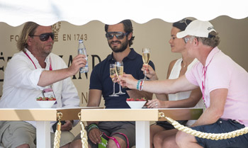 Carlos Felipe de Suecia y Sofia Hellqvist, con un sorbito de champán brindando por el nuevo amor