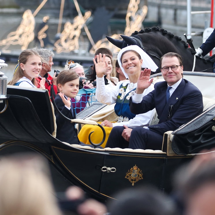 Estelle y Oscar de Suecia, estrellas desde su carruaje en el Día Nacional 