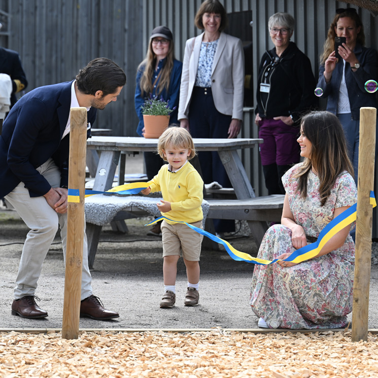 Las imágenes más divertidas de Julián de Suecia que debuta en un acto oficial ¡inaugurando su propio parque infantil!