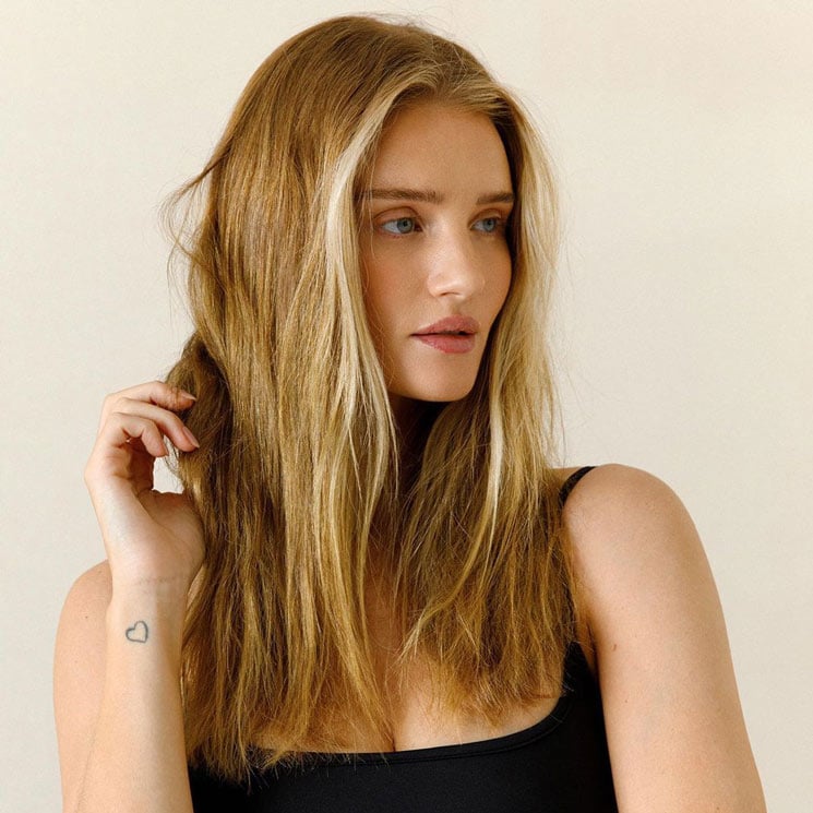 Rosie Huntington-Whiteley con camiseta negra