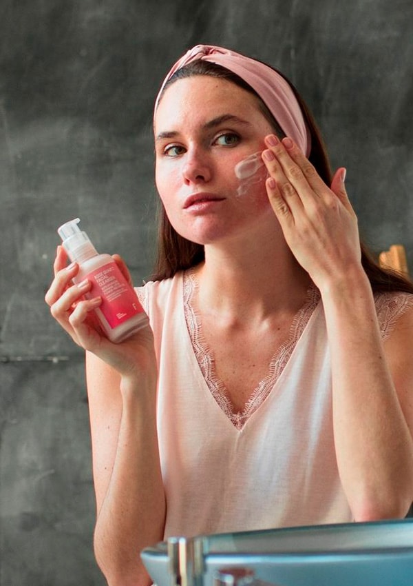 Mujer utilizando un producto para manchas de acné