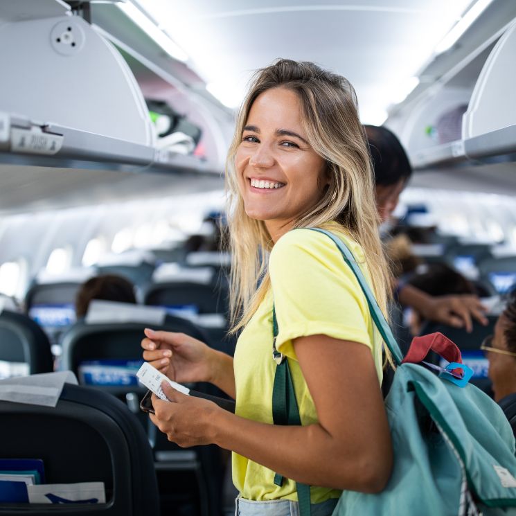 Chica viajando en el avión