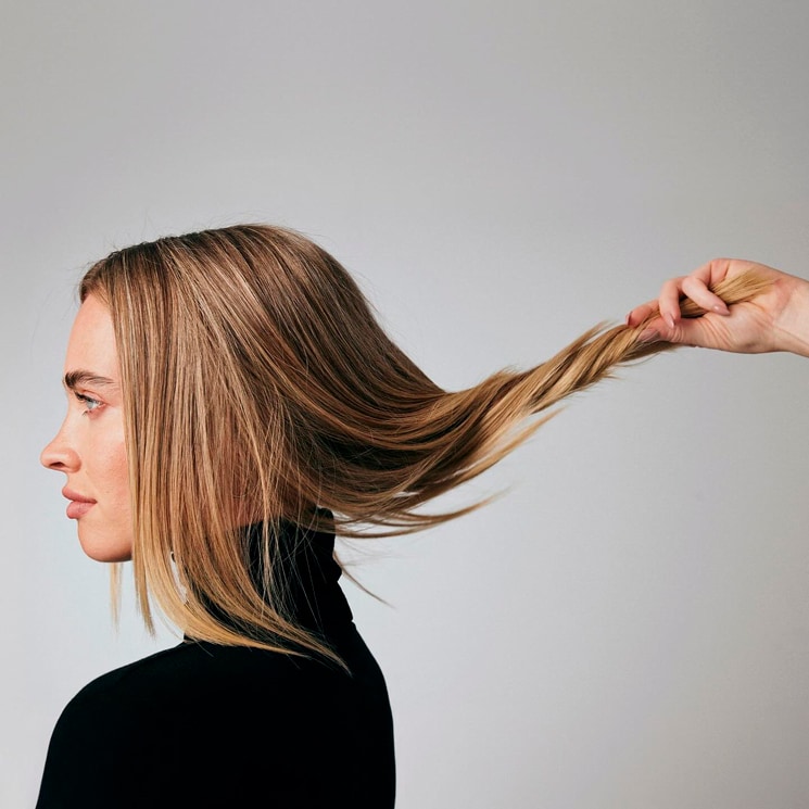 Pelo de mujer brillante después del tratamiento Olaplex