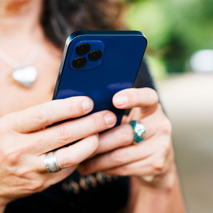 Un mujer usando un teléfono azul