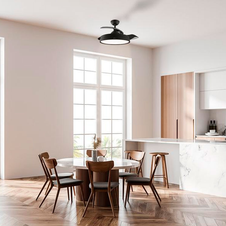 Un salón con un ventilador de techo