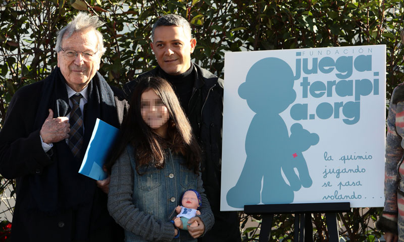 Alejandro Sanz planta el primer árbol de un jardín muy especial