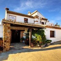 Una escapada gastronómica y muy romántica en la Sierra de las Nieves 