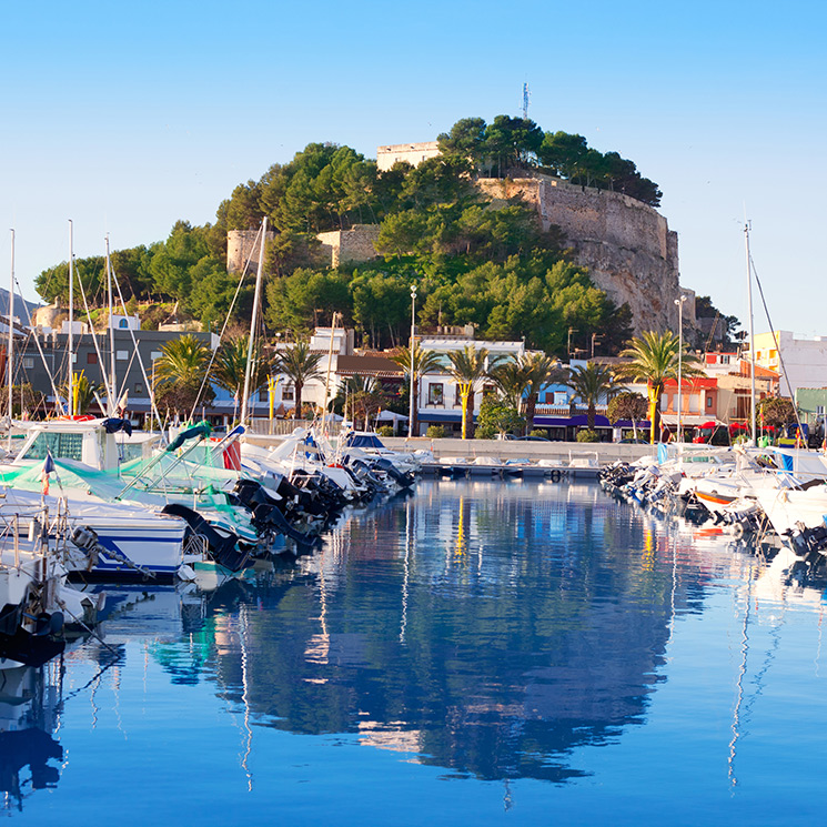 Pueblos bonitos junto al mar en la costa levantina