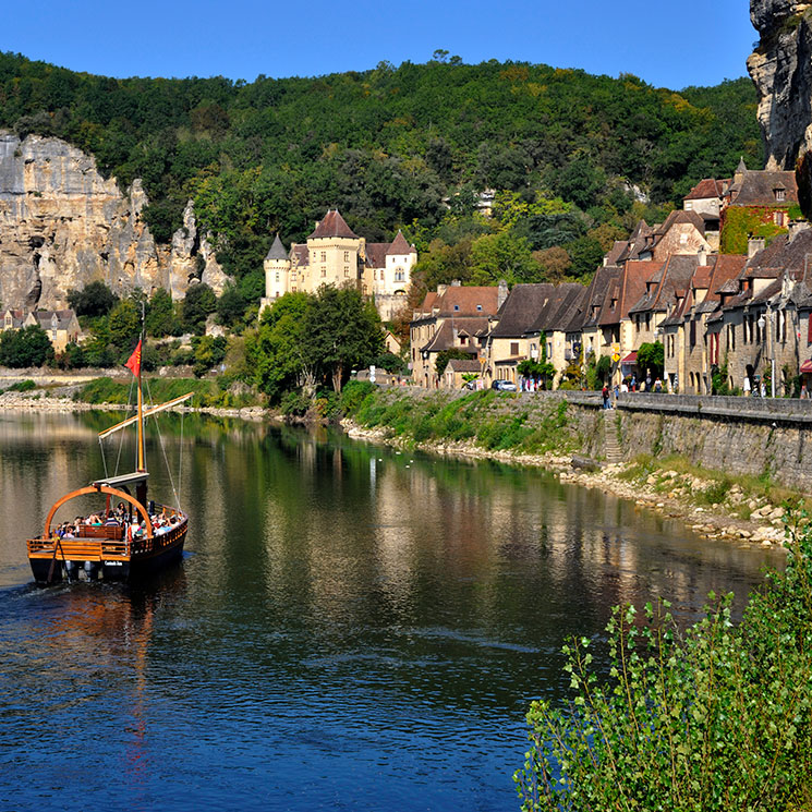 Un paseo en barca por La Roque-Gageac, para muchos el pueblo más bonito de Francia