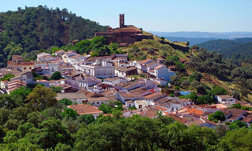 Pueblos de Huelva (que no son Aracena) para disfrutar del jamón