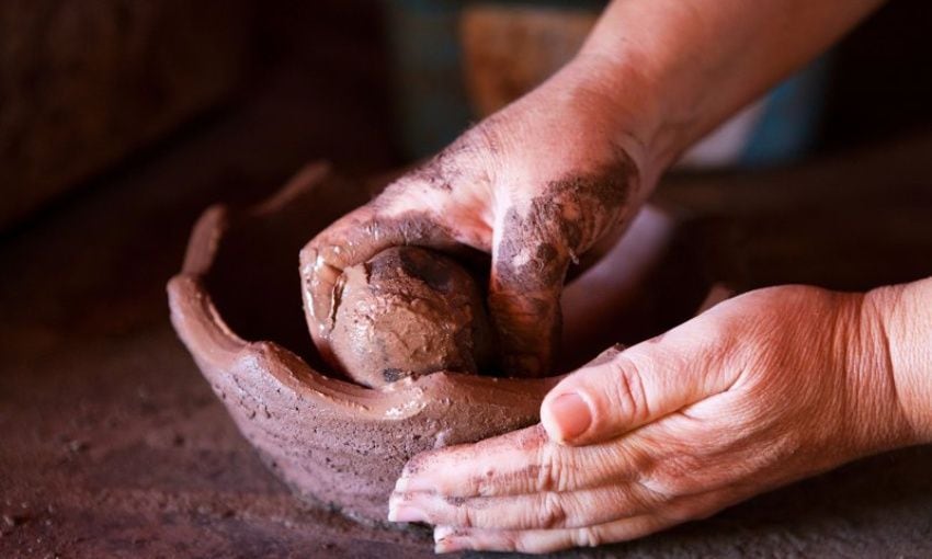 Técnica alfarera donde se trabaja manualmente la cerámica en la isla de La Gomera