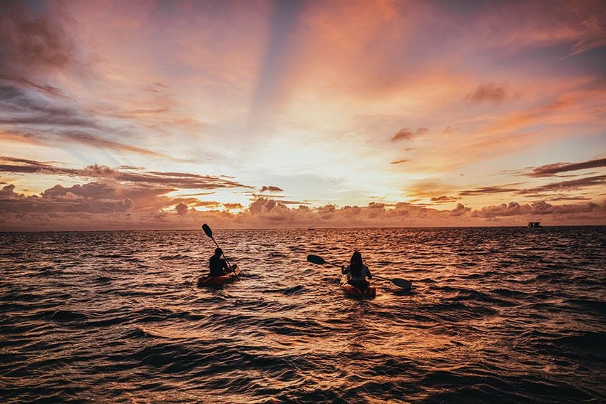 Kayak al atardecer en Long Beach, Islas Mauricio