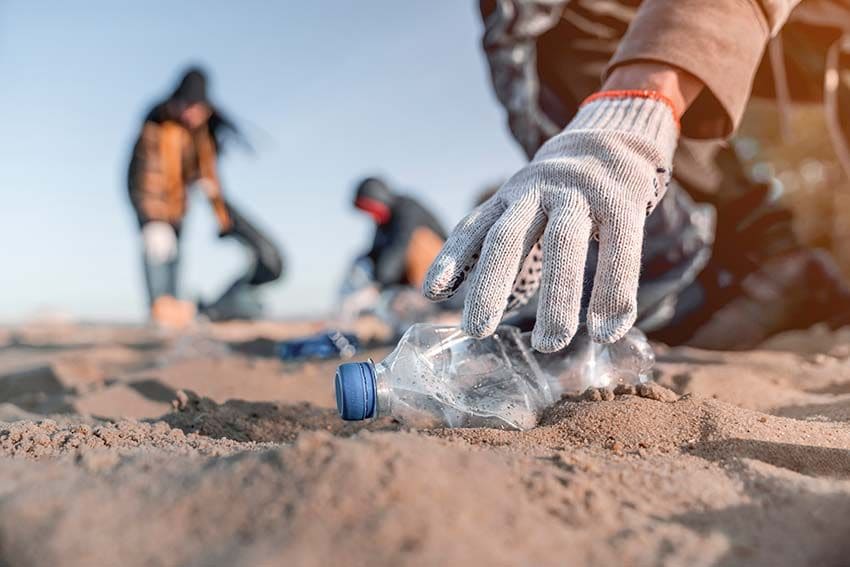 Recogida de plásticos en una playa