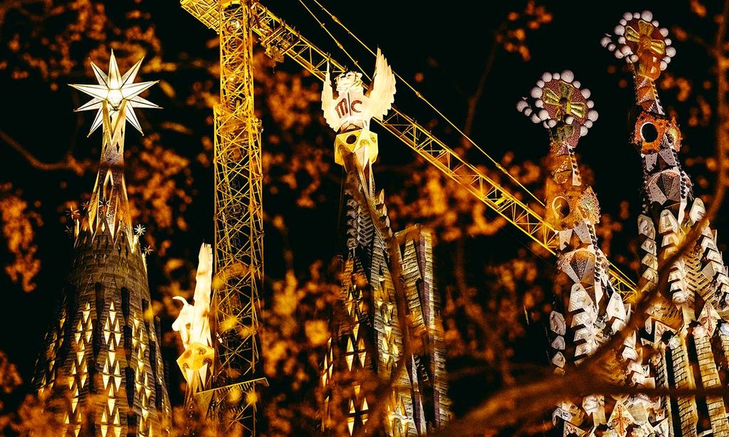 Culminadas las torres de los cuatro Evangelistas, la Sagrada Familia se ilumina por Navidad