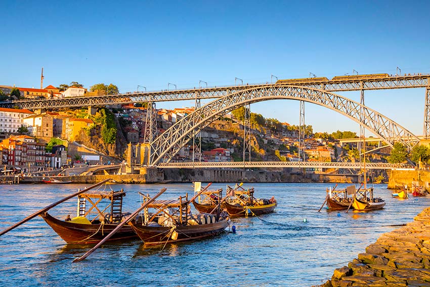 Todo lo que puedes hacer en Oporto si la visitas este año: rabelos en el Duero