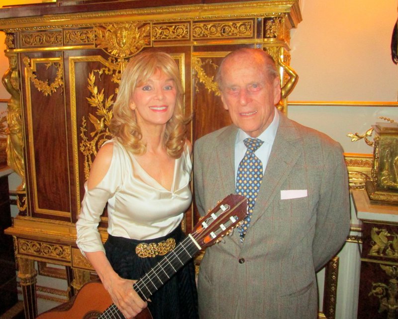 Liona Boyd junto al duque de Edimburgo en 2017