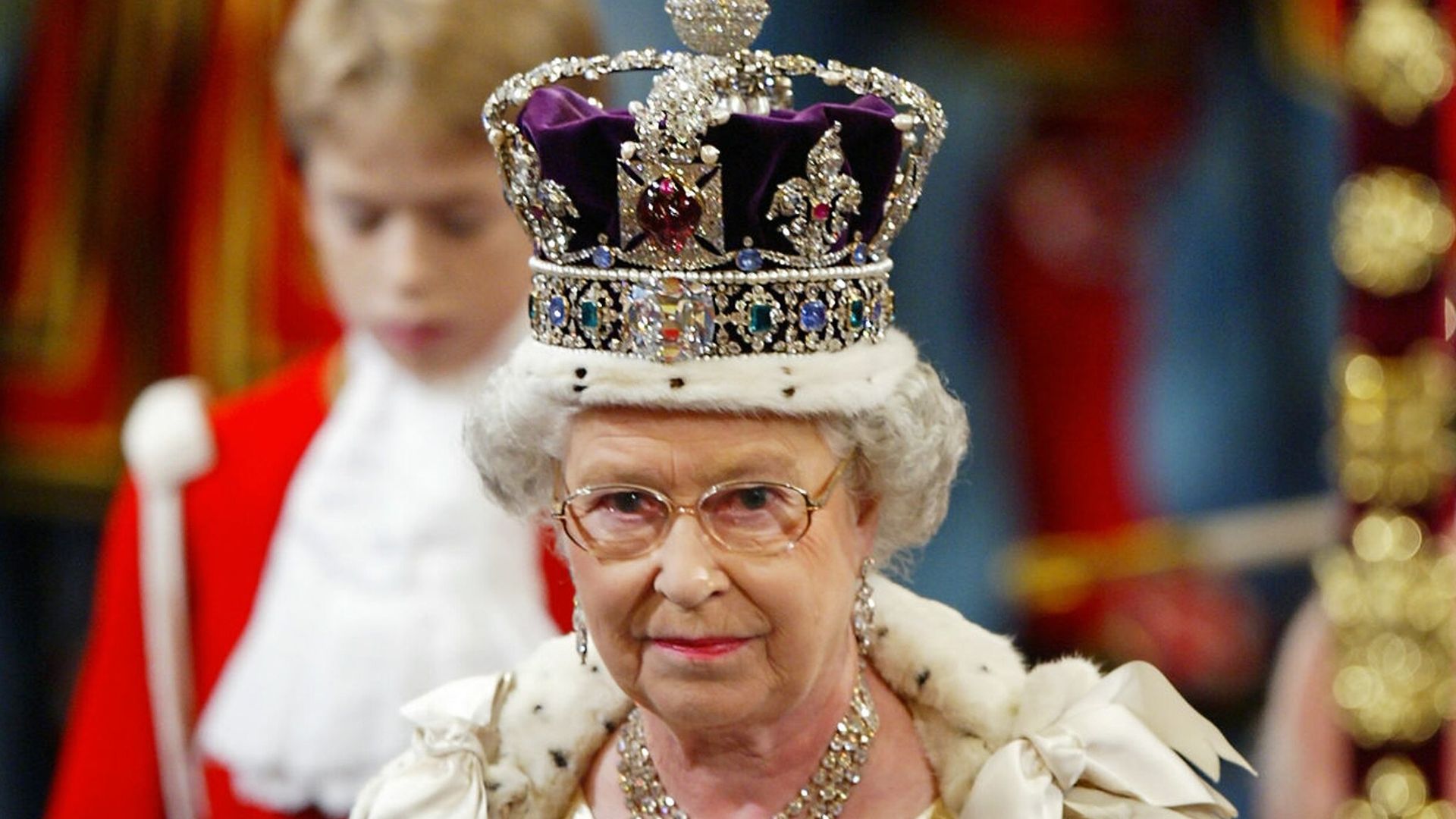 La Reina De Inglaterra No Quiere Llevar Corona