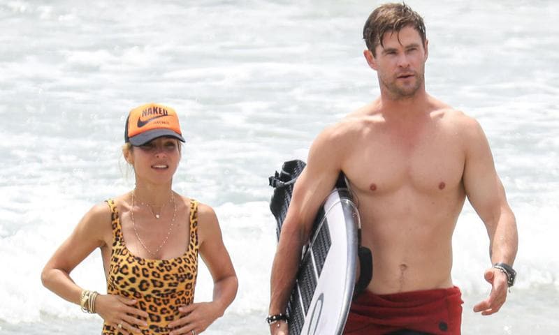 Elsa Pataky con Chris Hemsworth en la playa