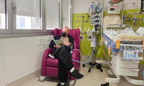 Padre leyendo un cuento a su hijo prematuro
