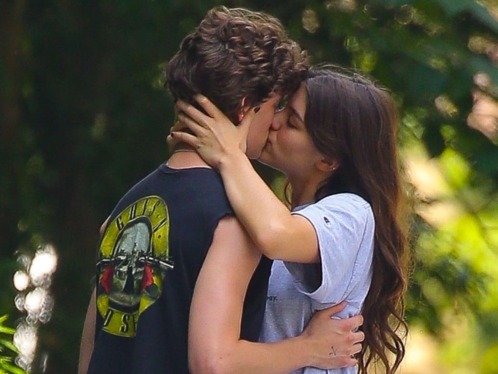 Suri Cruise looks happy in love kissing her boyfriend Toby Cohen in Central  Park